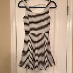 Sleeveless black and white cotton dress.